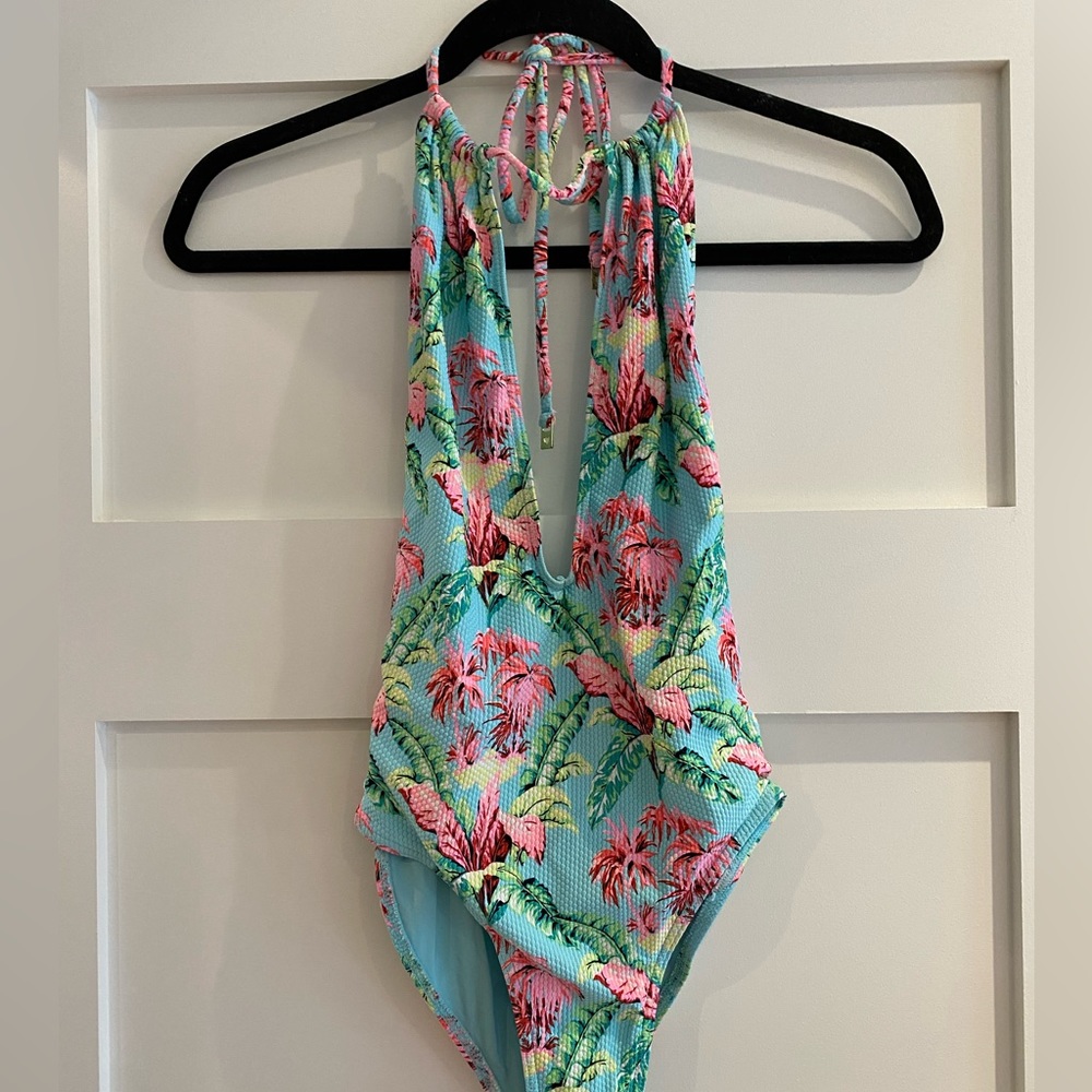 Fun one piece bathing suit 💚